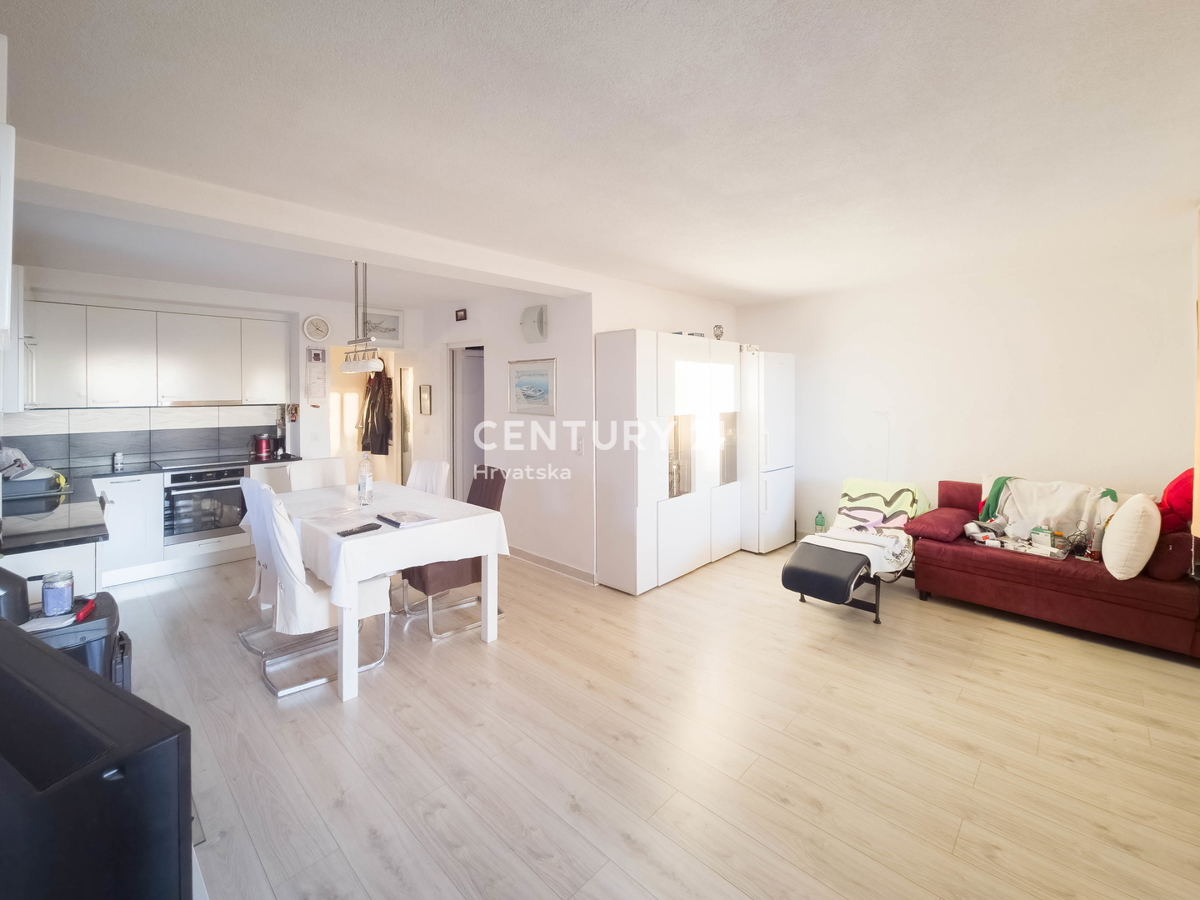 ZADAR, KOŽINO, HIŠA S 3 STANOVANJI, GARAŽA, POGLED NA MORJE, 200 m DO MORJA