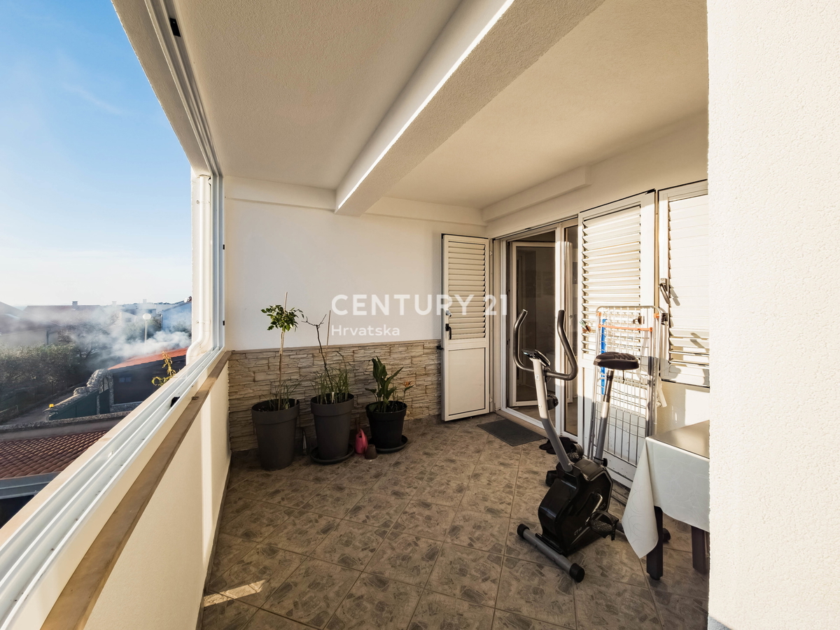 ZADAR, KOŽINO, HIŠA S 3 STANOVANJI, GARAŽA, POGLED NA MORJE, 200 m DO MORJA