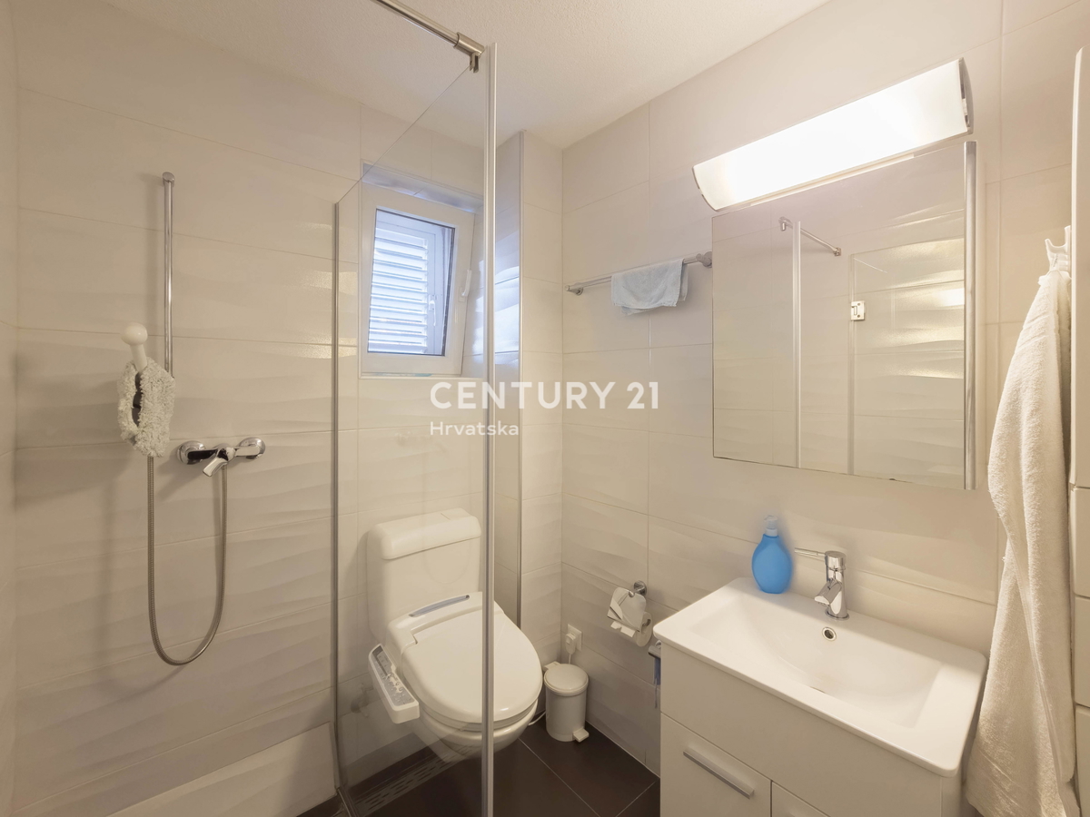 ZADAR, KOŽINO, HIŠA S 3 STANOVANJI, GARAŽA, POGLED NA MORJE, 200 m DO MORJA