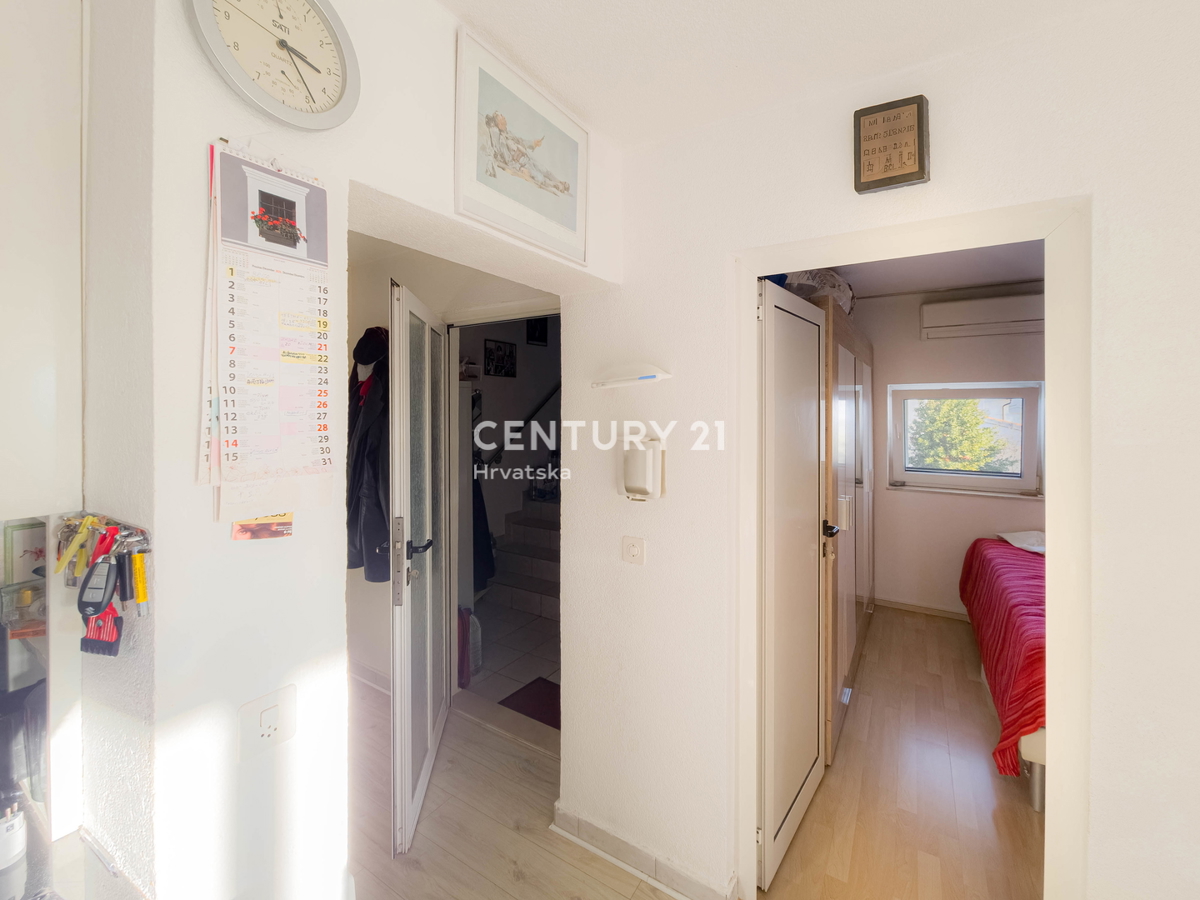 ZADAR, KOŽINO, HIŠA S 3 STANOVANJI, GARAŽA, POGLED NA MORJE, 200 m DO MORJA