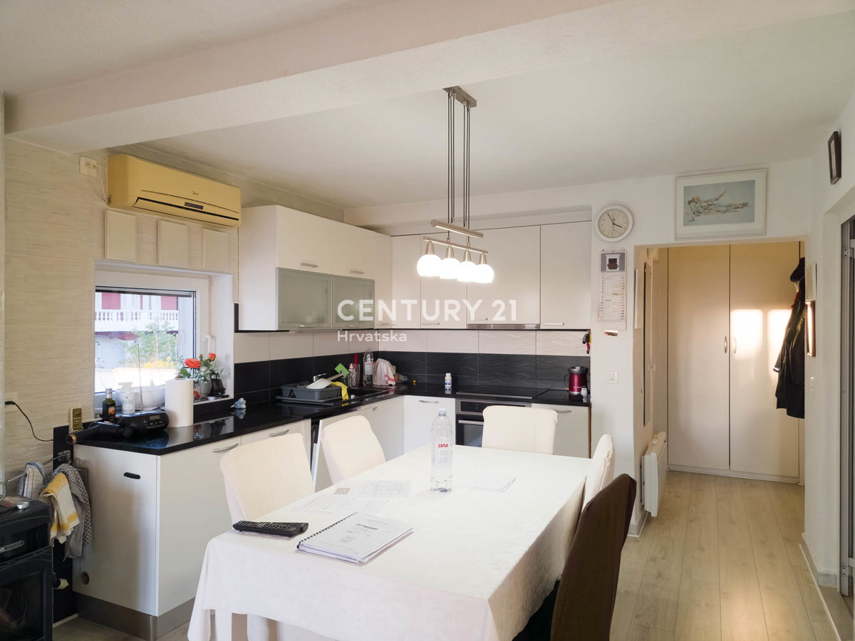 ZADAR, KOŽINO, HIŠA S 3 STANOVANJI, GARAŽA, POGLED NA MORJE, 200 m DO MORJA