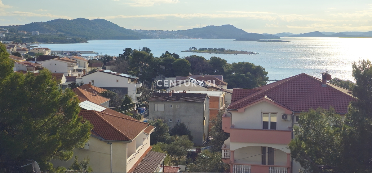 Pakoštane, dvoinpolsobno stanovanje z nadkrito ložo in strešno teraso s čudovitim razgledom na morje in otoke