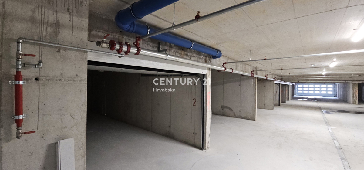 Pakoštane, dvoinpolsobno stanovanje z nadkrito ložo in strešno teraso s čudovitim razgledom na morje in otoke