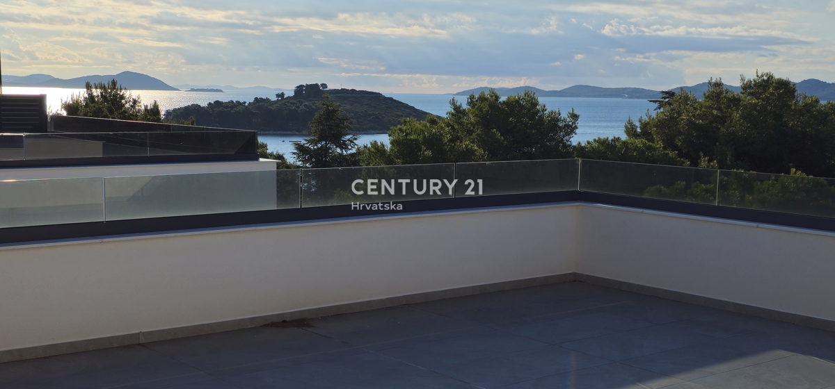 Pakoštane, dvoinpolsobno stanovanje z nadkrito ložo in strešno teraso s čudovitim razgledom na morje in otoke