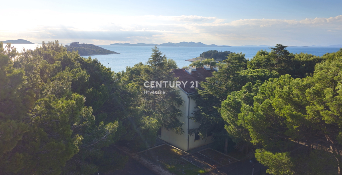 Pakoštane, dvoinpolsobno stanovanje z nadkrito ložo in strešno teraso s čudovitim razgledom na morje in otoke