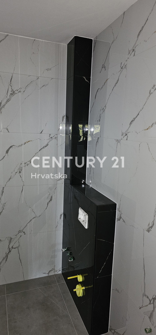 Pakoštane, dvoinpolsobno stanovanje z nadkrito ložo in strešno teraso s čudovitim razgledom na morje in otoke