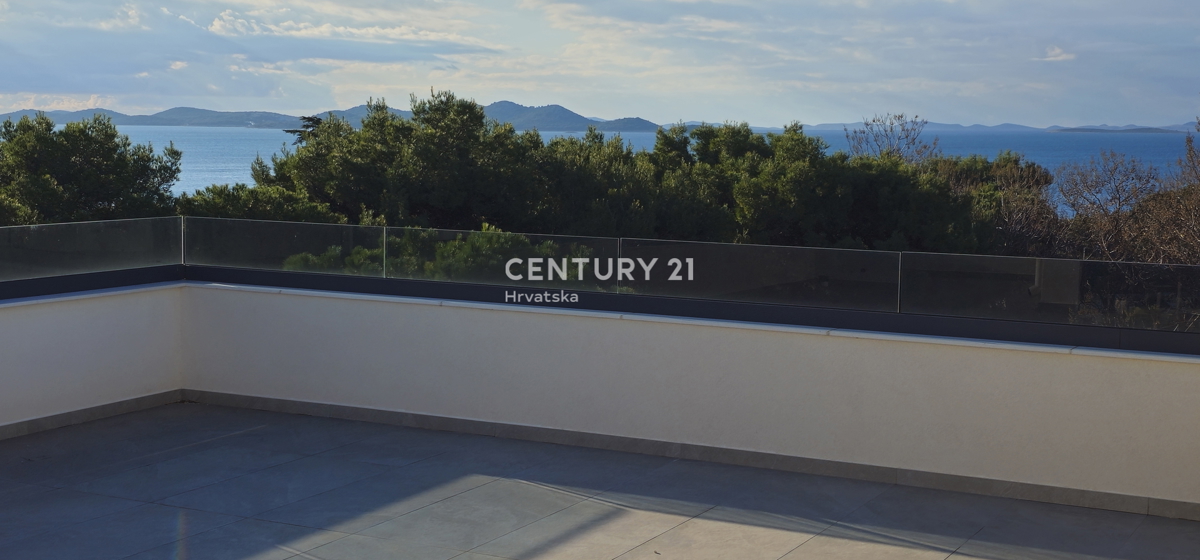 Pakoštane, dvoinpolsobno stanovanje z nadkrito ložo in strešno teraso s čudovitim razgledom na morje in otoke