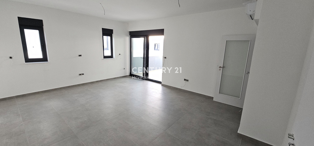 Pakoštane, dvoinpolsobno stanovanje z nadkrito ložo in strešno teraso s čudovitim razgledom na morje in otoke