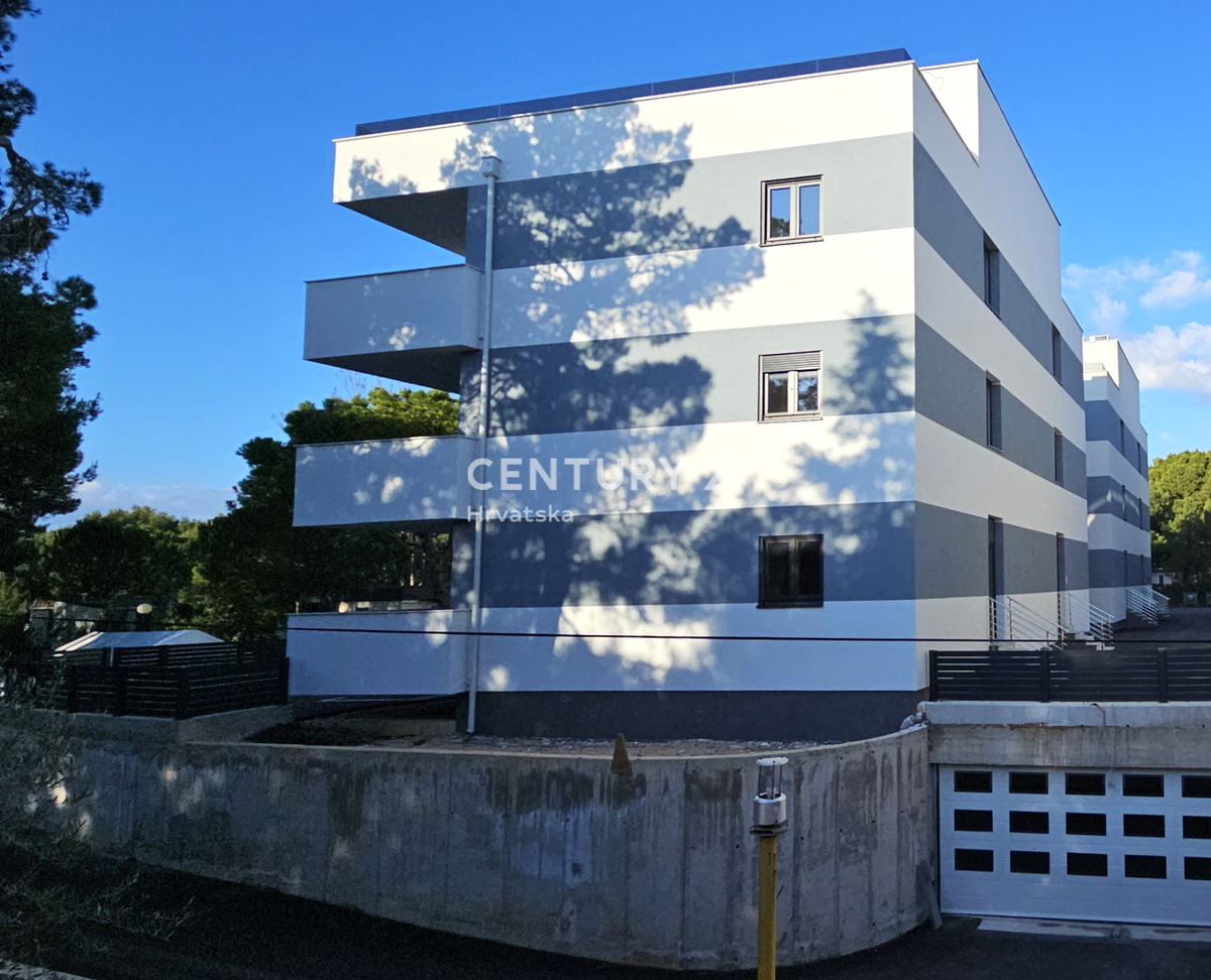 Pakoštane, dvoinpolsobno stanovanje z nadkrito ložo in strešno teraso s čudovitim razgledom na morje in otoke