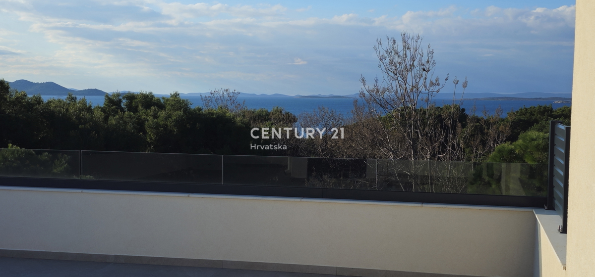 Pakoštane, dvoinpolsobno stanovanje z nadkrito ložo in strešno teraso s čudovitim razgledom na morje in otoke