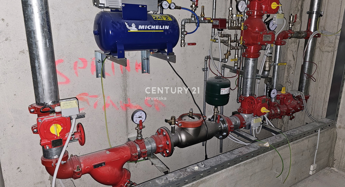 Pakoštane, dvoinpolsobno stanovanje z nadkrito ložo in strešno teraso s čudovitim razgledom na morje in otoke