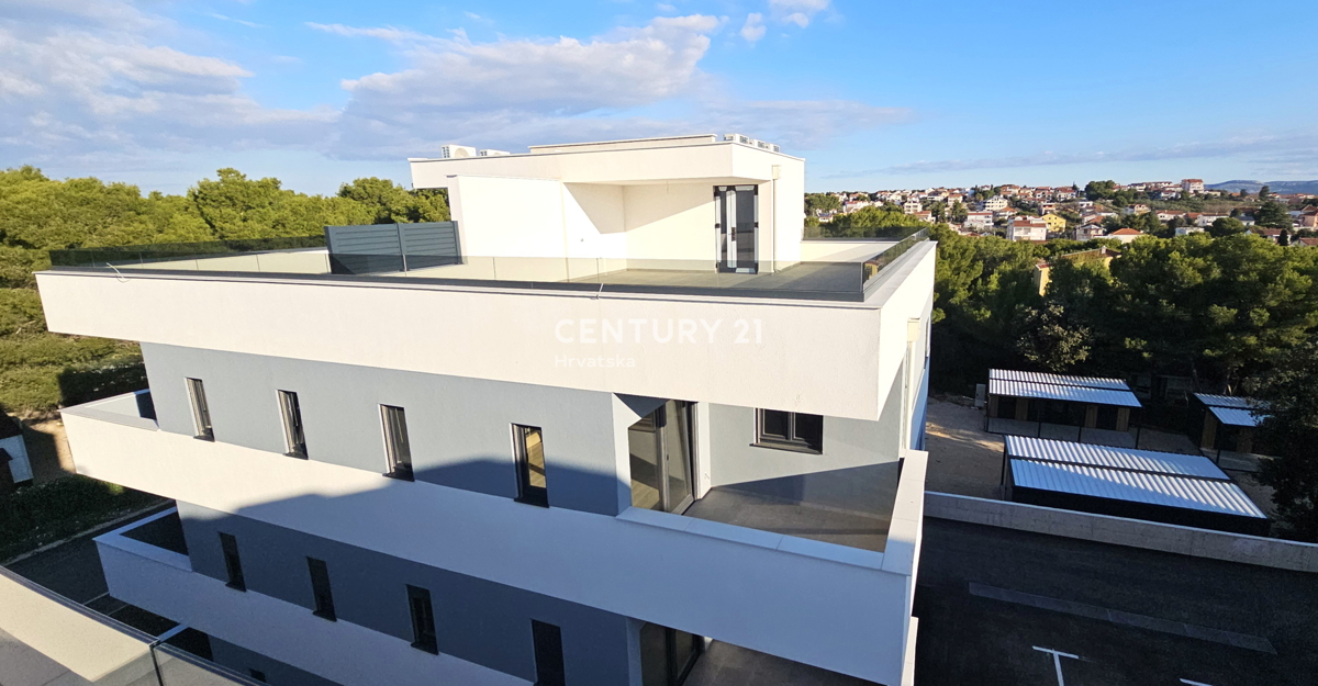 Pakoštane, dvoinpolsobno stanovanje z nadkrito ložo in strešno teraso s čudovitim razgledom na morje in otoke