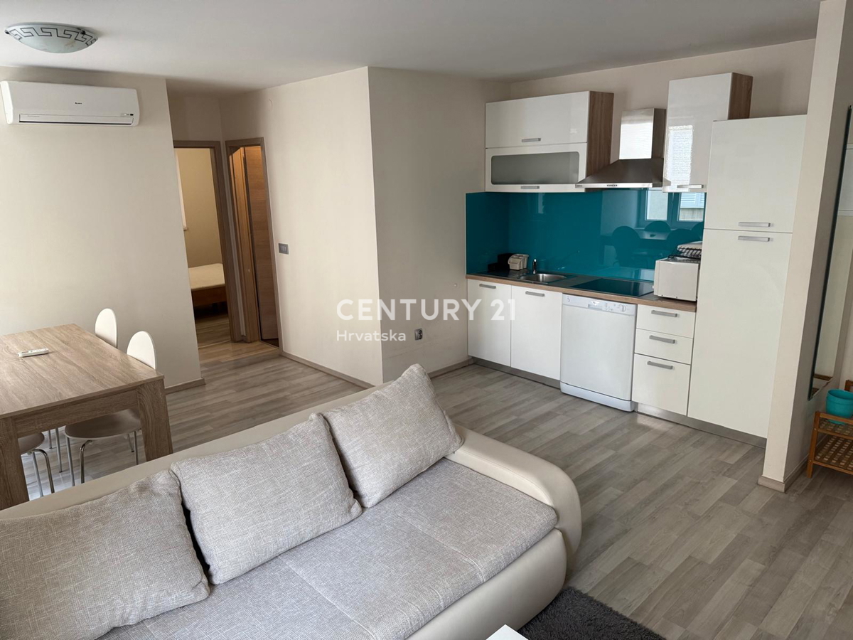 Zadar, Campo Castello, prodajam dvosobno stanovanje površine 51 m2 v 1. nadstropju stavbe