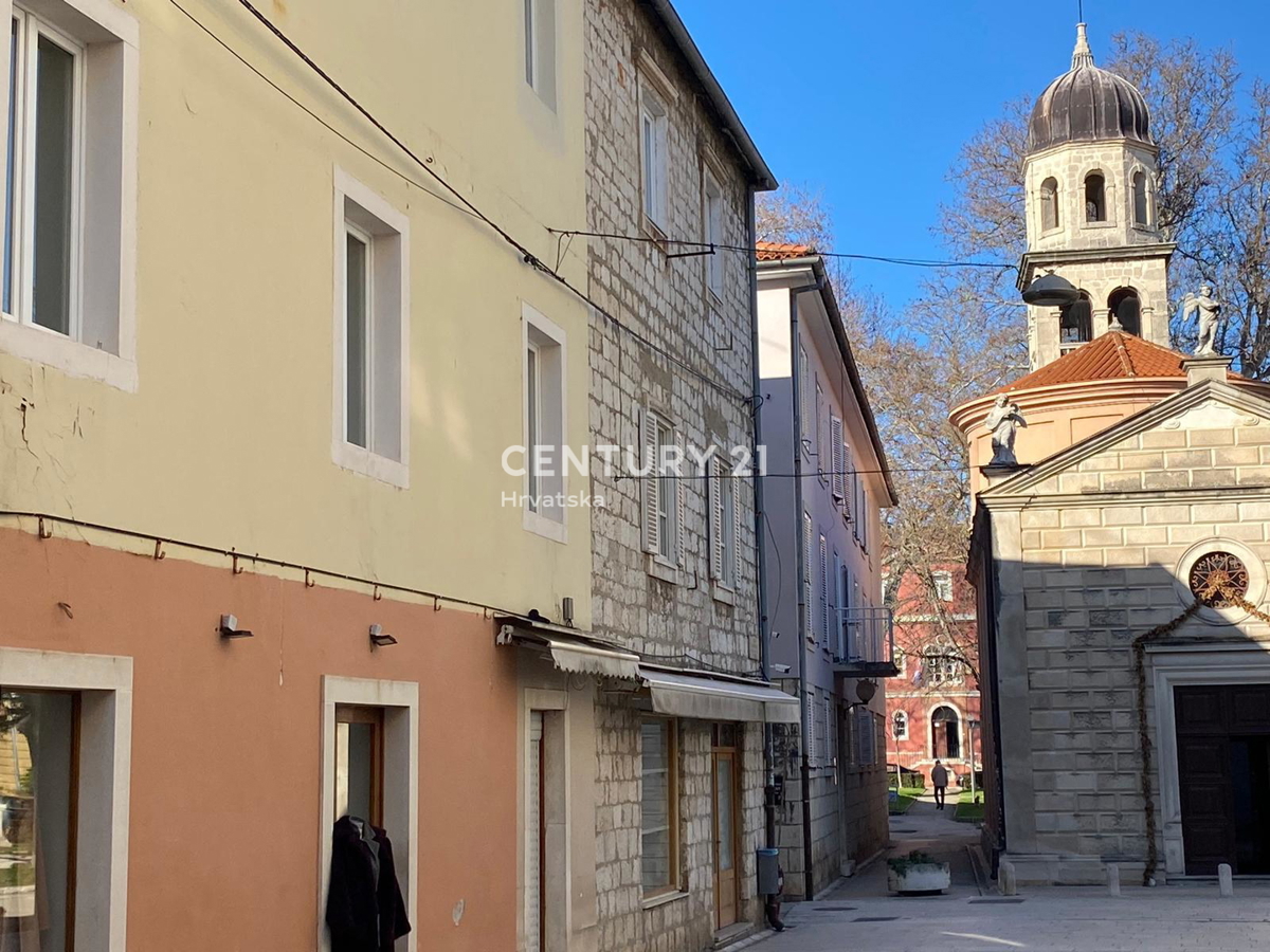 Zadar, Campo Castello, prodajam dvosobno stanovanje površine 51 m2 v 1. nadstropju stavbe
