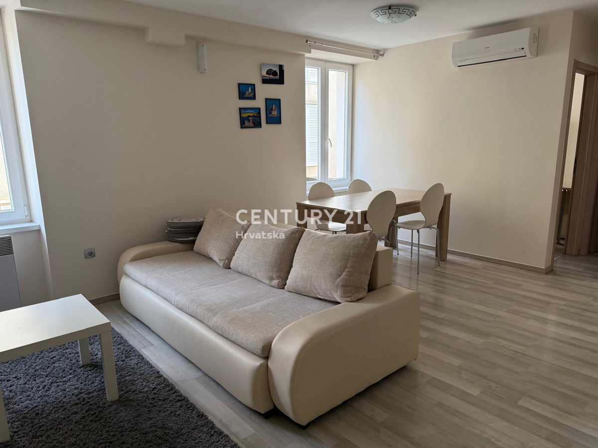 Zadar, Campo Castello, prodajam dvosobno stanovanje površine 51 m2 v 1. nadstropju stavbe