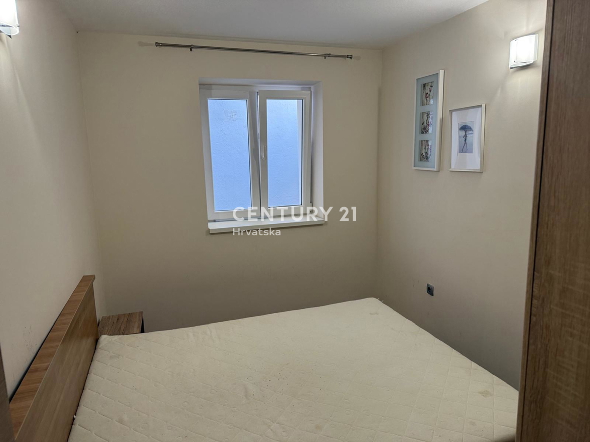 Zadar, Campo Castello, prodajam dvosobno stanovanje površine 51 m2 v 1. nadstropju stavbe