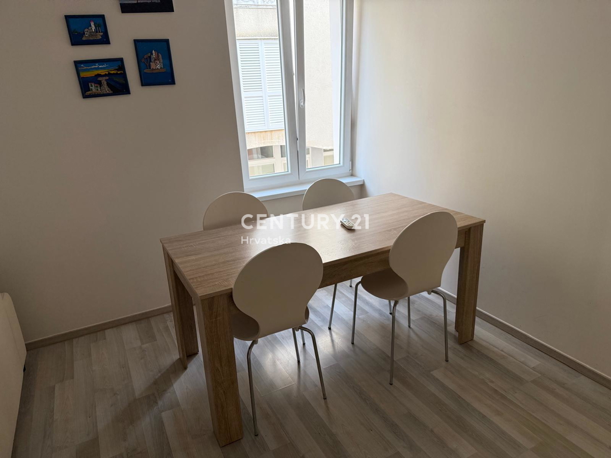 Zadar, Campo Castello, prodajam dvosobno stanovanje površine 51 m2 v 1. nadstropju stavbe