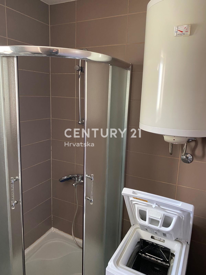 Zadar, Campo Castello, prodajam dvosobno stanovanje površine 51 m2 v 1. nadstropju stavbe