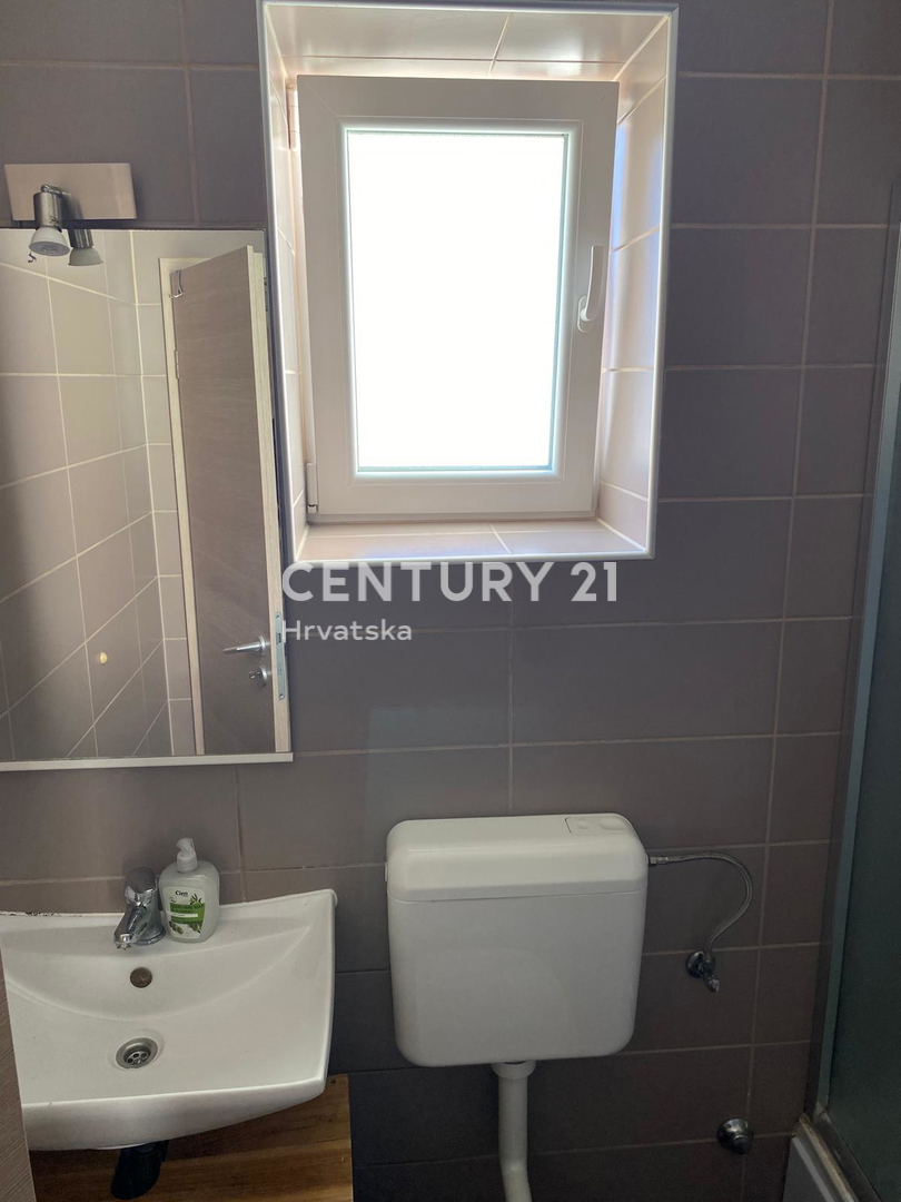 Zadar, Campo Castello, prodajam dvosobno stanovanje površine 51 m2 v 1. nadstropju stavbe