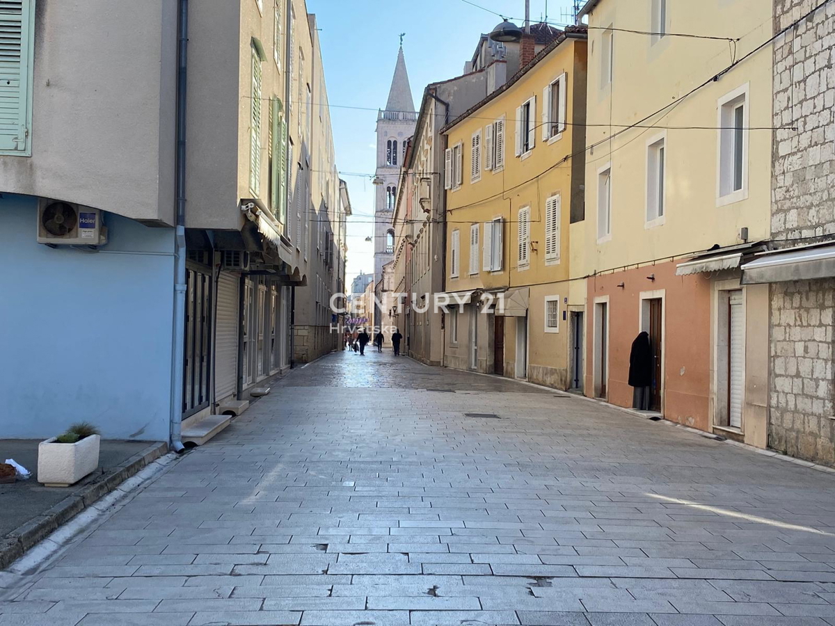 Zadar, Campo Castello, prodajam dvosobno stanovanje površine 51 m2 v 1. nadstropju stavbe