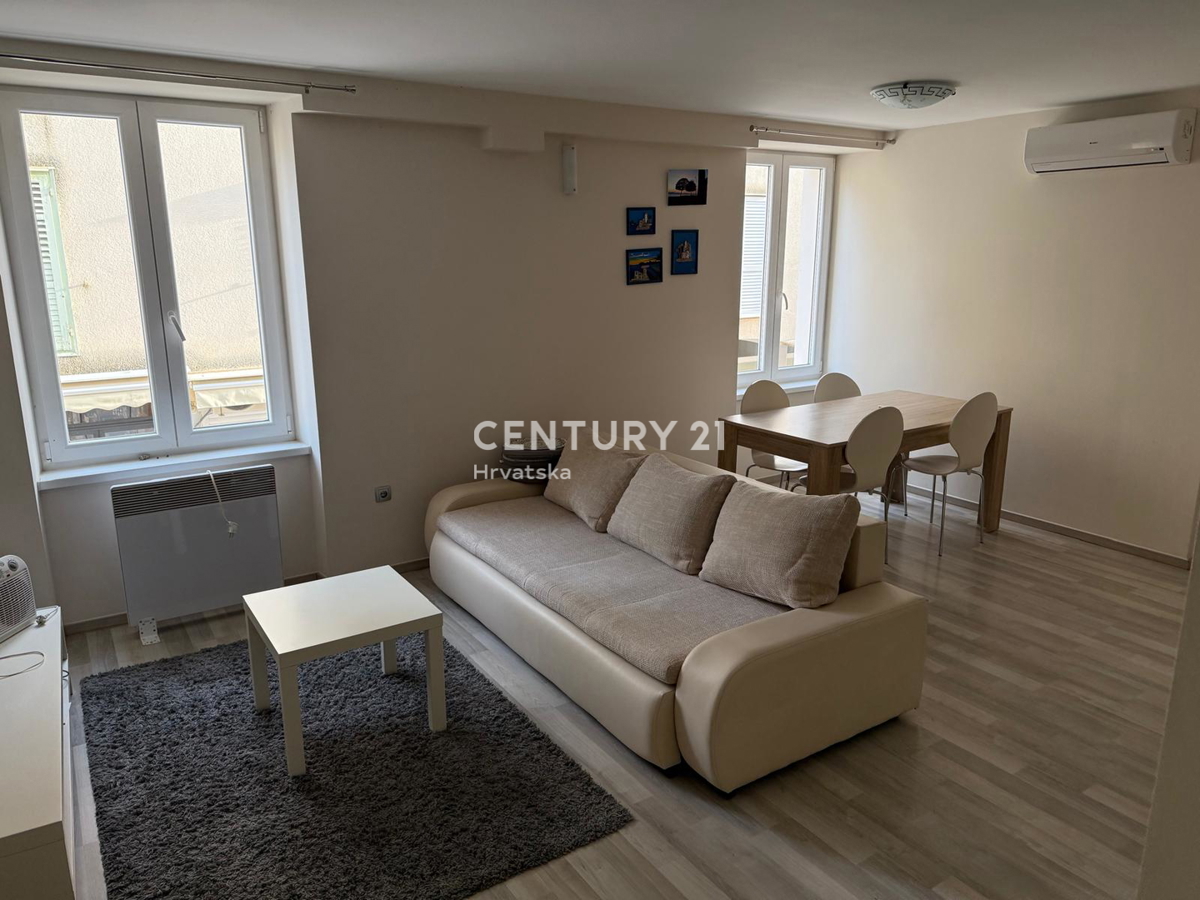 Zadar, Campo Castello, prodajam dvosobno stanovanje površine 51 m2 v 1. nadstropju stavbe