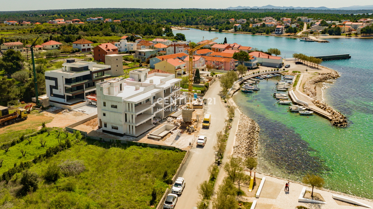 Zaton, 1. vrsta od morja, luksuzna novogradnja, pritličje A1, 223,59 m², vrt, bazen