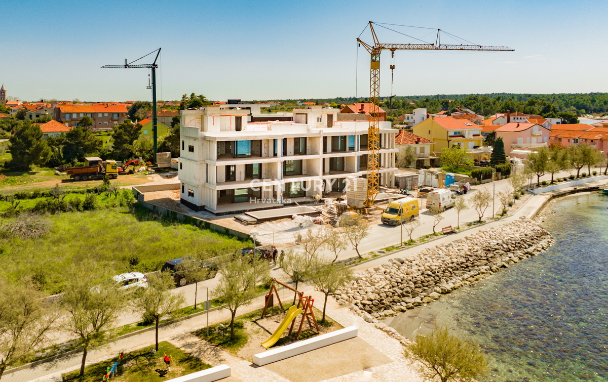 Zaton, 1. vrsta od morja, luksuzna novogradnja, pritličje A1, 223,59 m², vrt, bazen