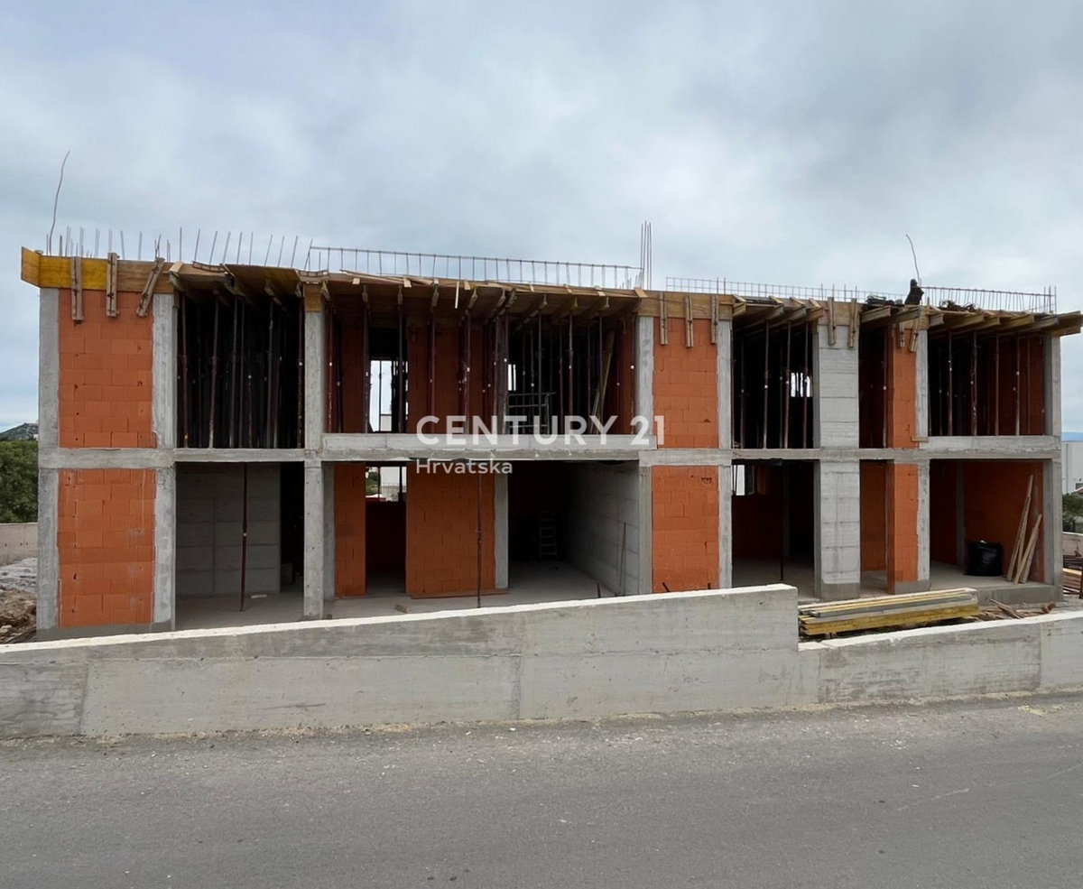 Vodice, dvojna hiša s strešno teraso in dvema parkirnima mestoma