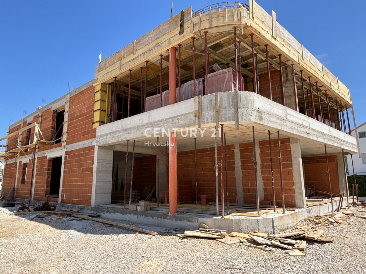 NOVOGRADNJA V VODICAH: VEČ KOT 100 M², JUŽNOZAHODNA ORIENTACIJA, 3 MINUTE DO MORJA