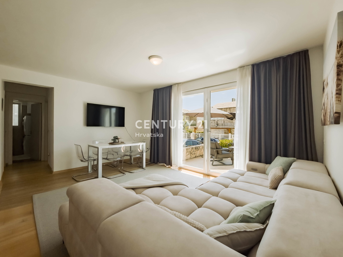 PETRČANE, STANOVANJE 2 VRSTE V VRSTI OB MORJU, SUNNYSIDE RESORT, PRIZEMLJE, OPREMLJENO