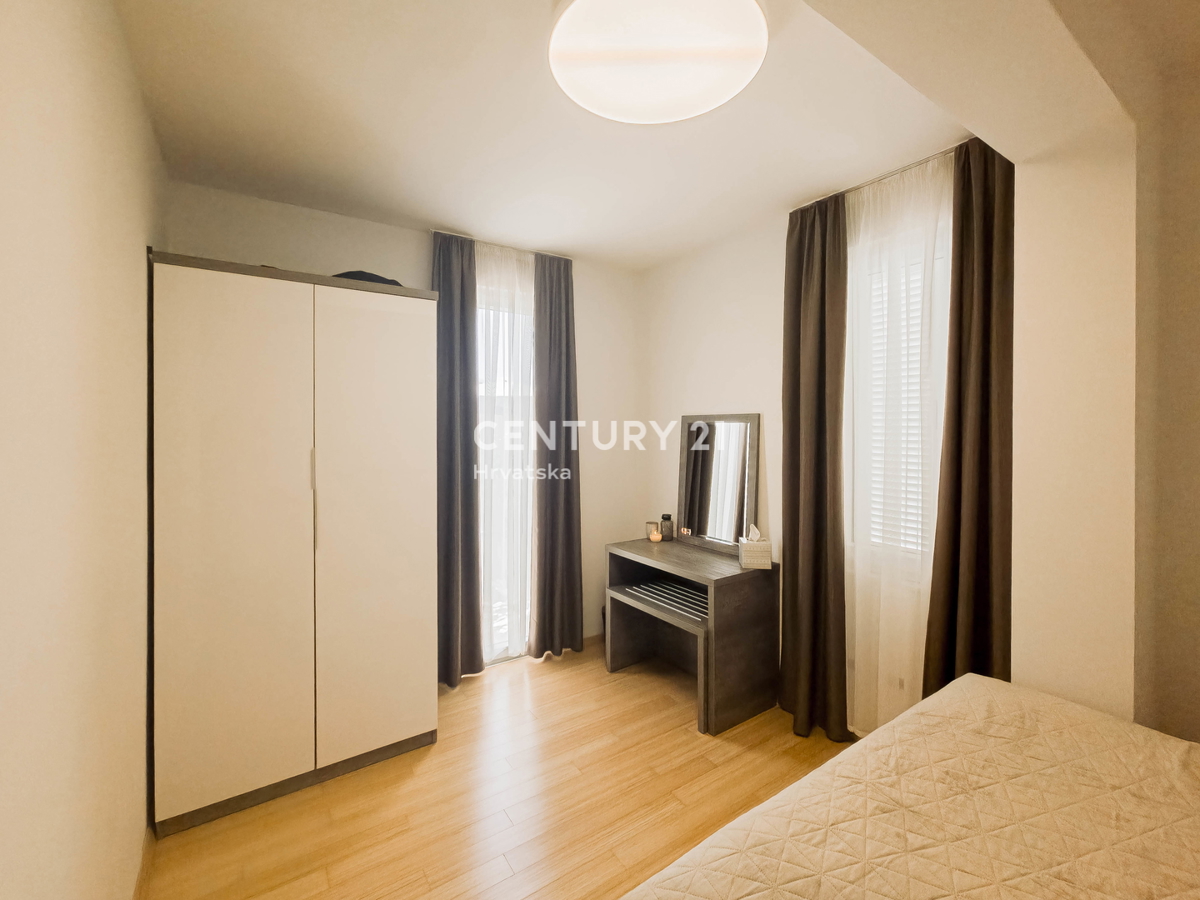 PETRČANE, STANOVANJE 2 VRSTE V VRSTI OB MORJU, SUNNYSIDE RESORT, PRIZEMLJE, OPREMLJENO