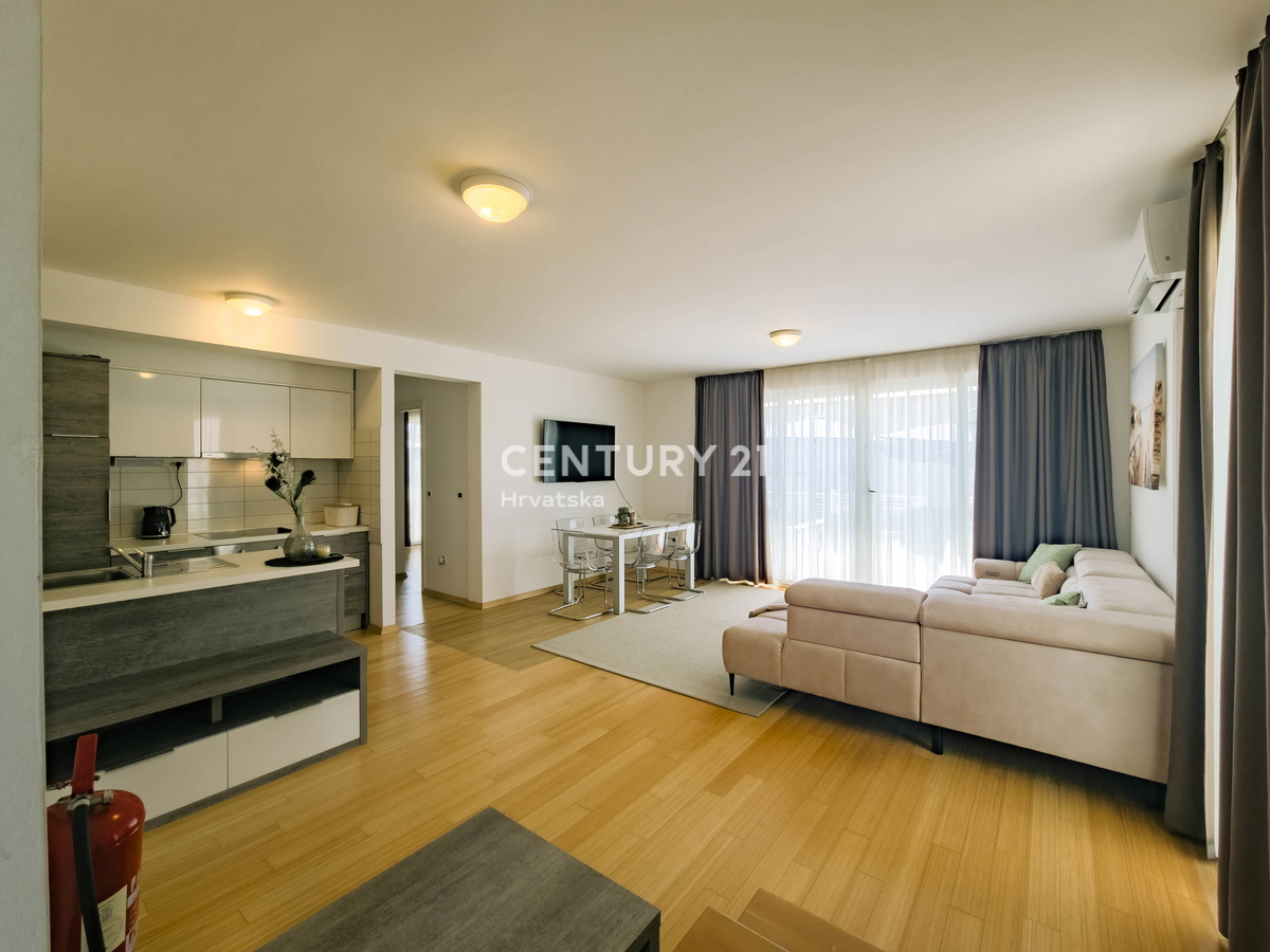 PETRČANE, STANOVANJE 2 VRSTE V VRSTI OB MORJU, SUNNYSIDE RESORT, PRIZEMLJE, OPREMLJENO