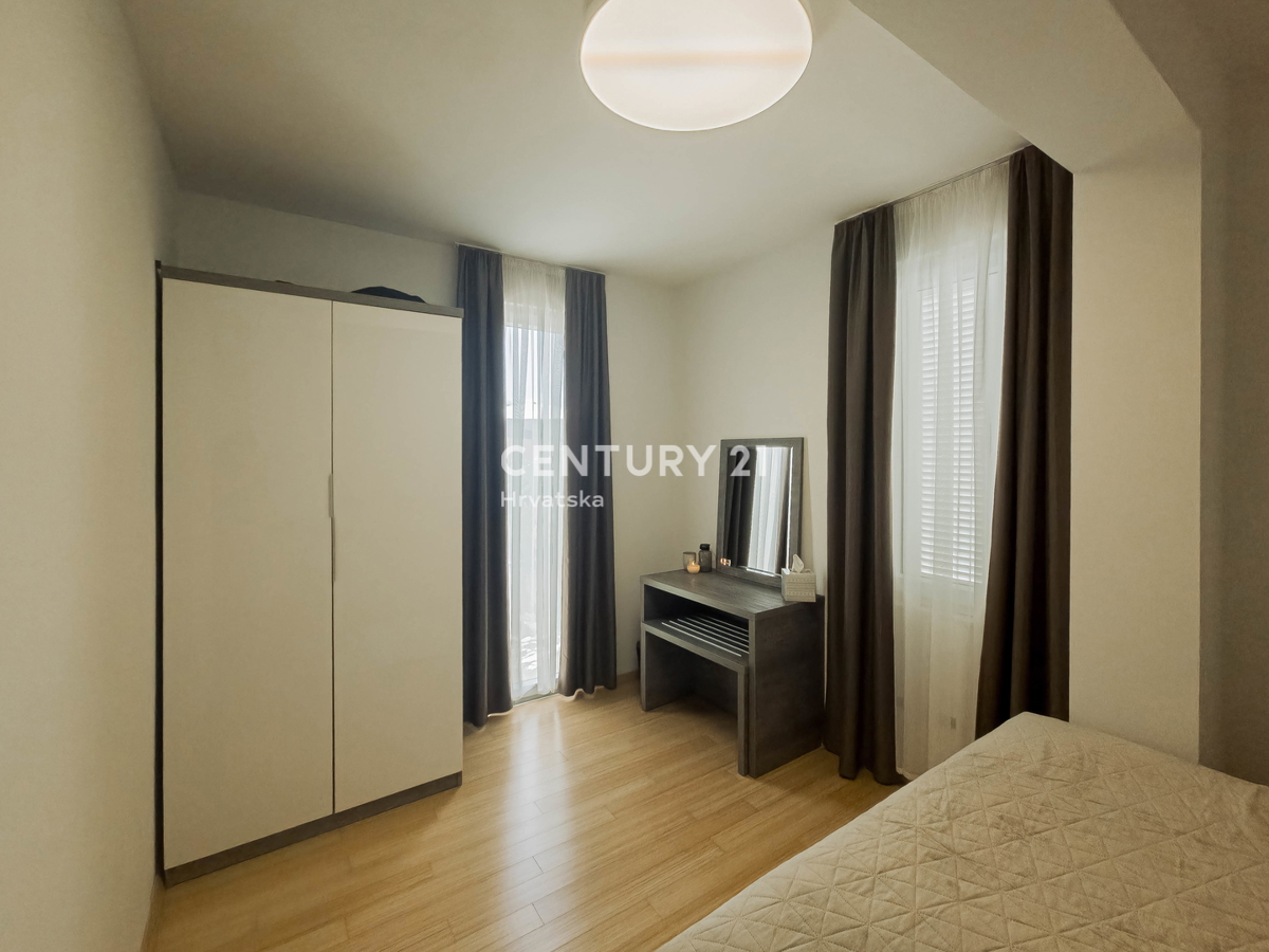 PETRČANE, STANOVANJE 2 VRSTE V VRSTI OB MORJU, SUNNYSIDE RESORT, PRIZEMLJE, OPREMLJENO