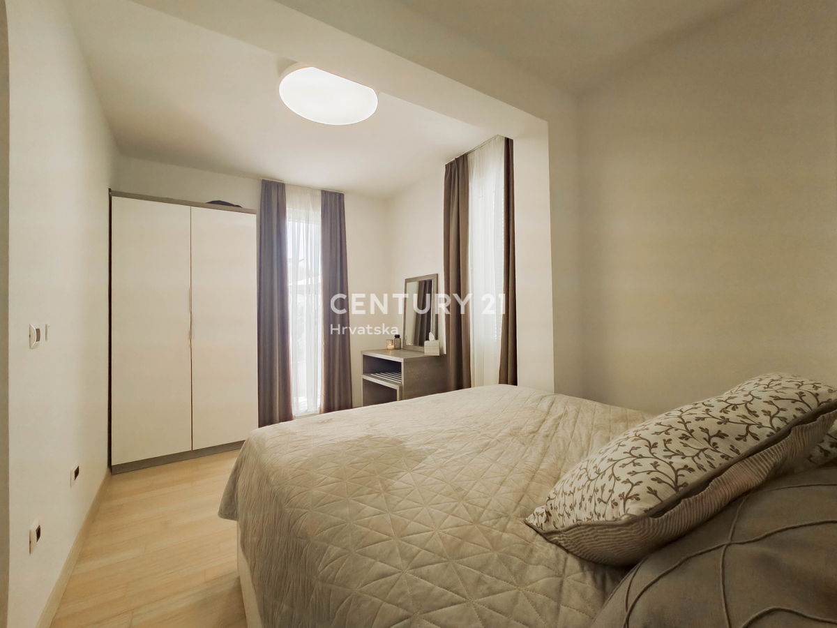 PETRČANE, STANOVANJE 2 VRSTE V VRSTI OB MORJU, SUNNYSIDE RESORT, PRIZEMLJE, OPREMLJENO