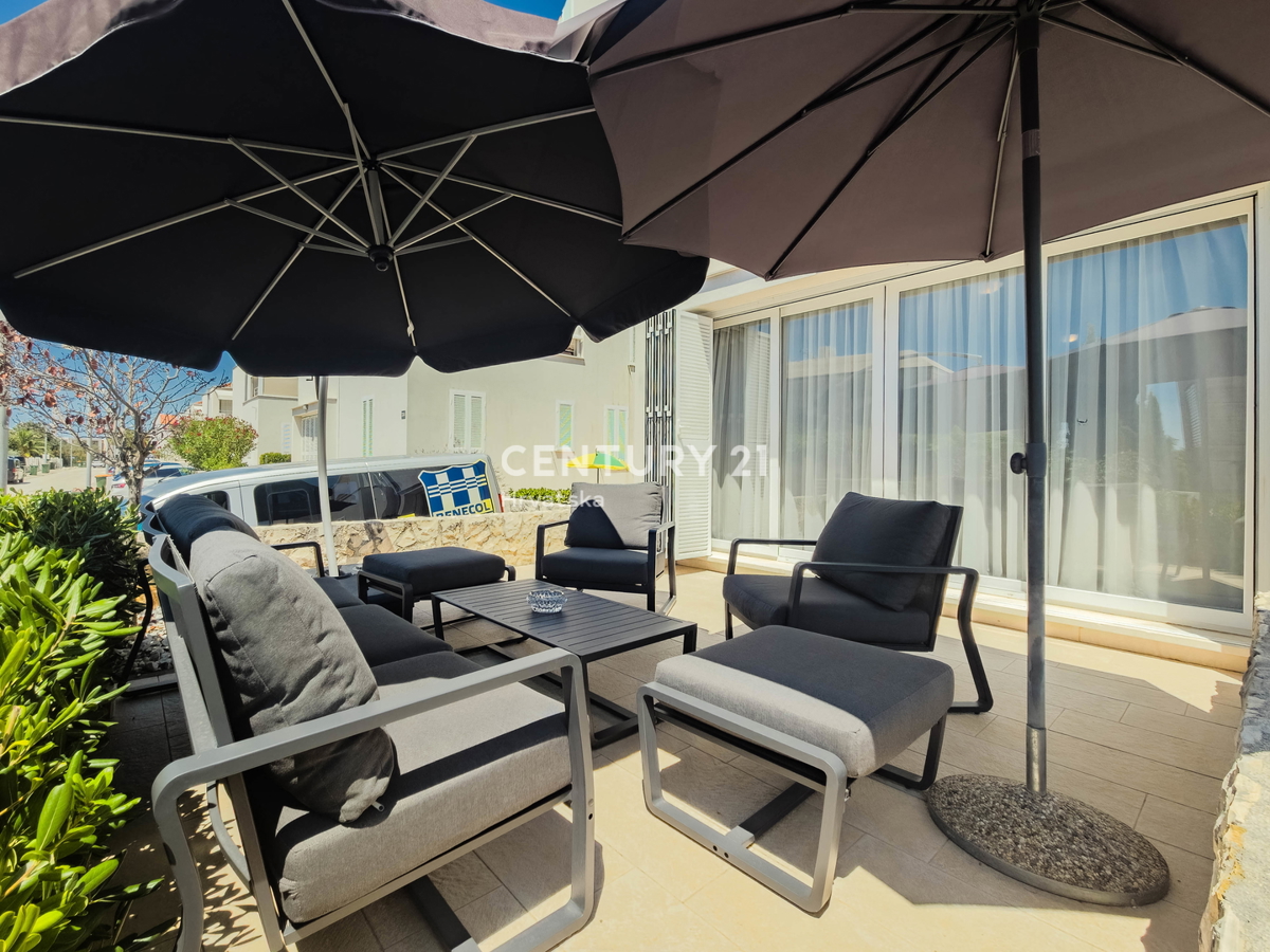PETRČANE, STANOVANJE 2 VRSTE V VRSTI OB MORJU, SUNNYSIDE RESORT, PRIZEMLJE, OPREMLJENO