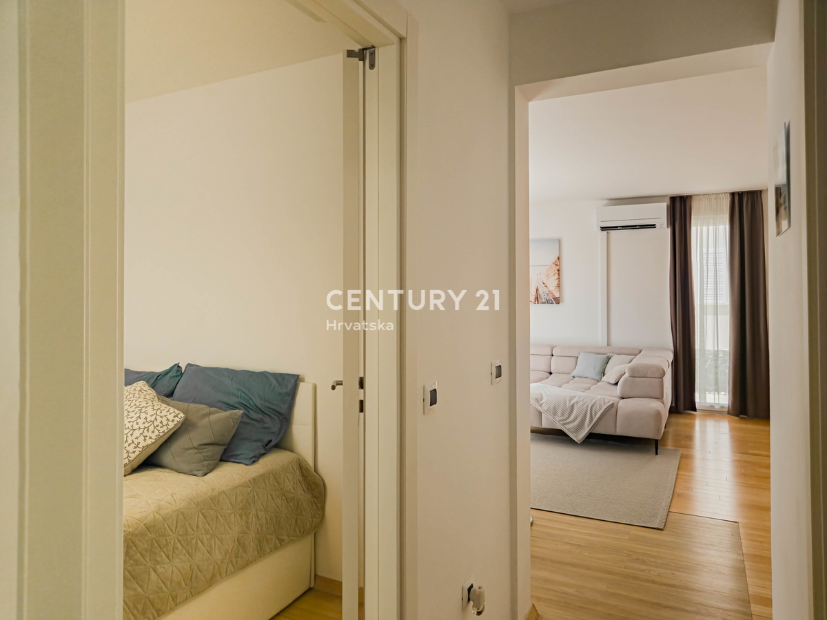 PETRČANE, STANOVANJE 2 VRSTE V VRSTI OB MORJU, SUNNYSIDE RESORT, PRIZEMLJE, OPREMLJENO