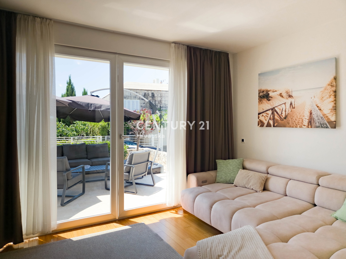 PETRČANE, STANOVANJE 2 VRSTE V VRSTI OB MORJU, SUNNYSIDE RESORT, PRIZEMLJE, OPREMLJENO