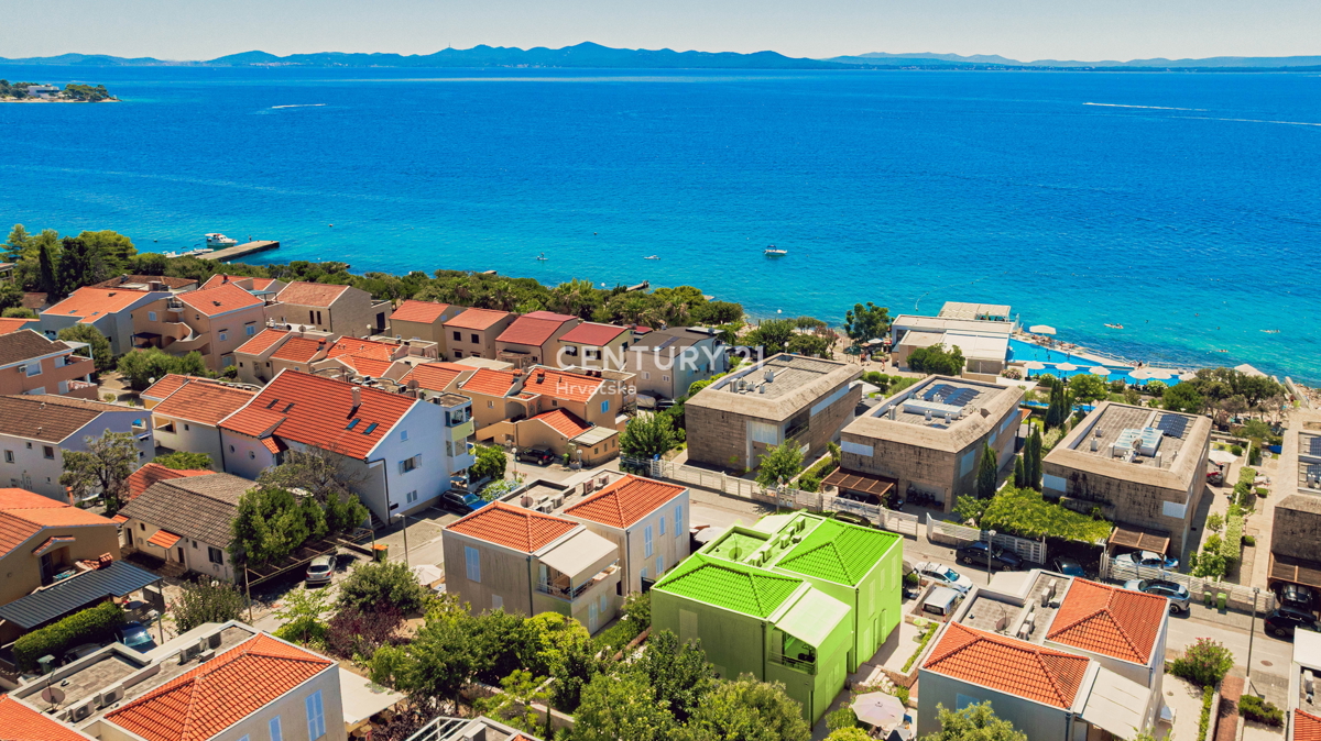 PETRČANE, STANOVANJE 2 VRSTE V VRSTI OB MORJU, SUNNYSIDE RESORT, PRIZEMLJE, OPREMLJENO