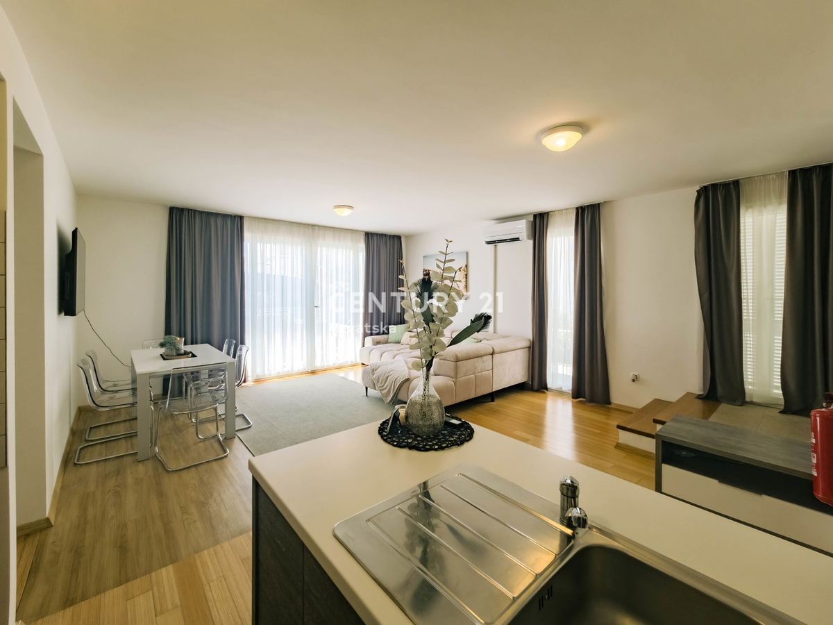 PETRČANE, STANOVANJE 2 VRSTE V VRSTI OB MORJU, SUNNYSIDE RESORT, PRIZEMLJE, OPREMLJENO