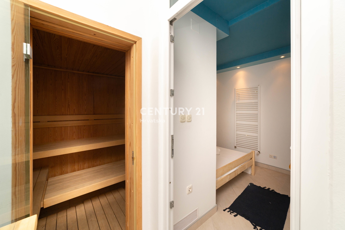 MURTER, 2 VILI ZA PRODAJO, BLIZU MORJA, TAKOJ ZASELJIVI!