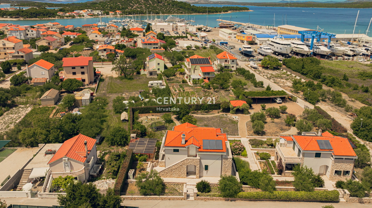 MURTER, 2 VILI ZA PRODAJO, BLIZU MORJA, TAKOJ ZASELJIVI!