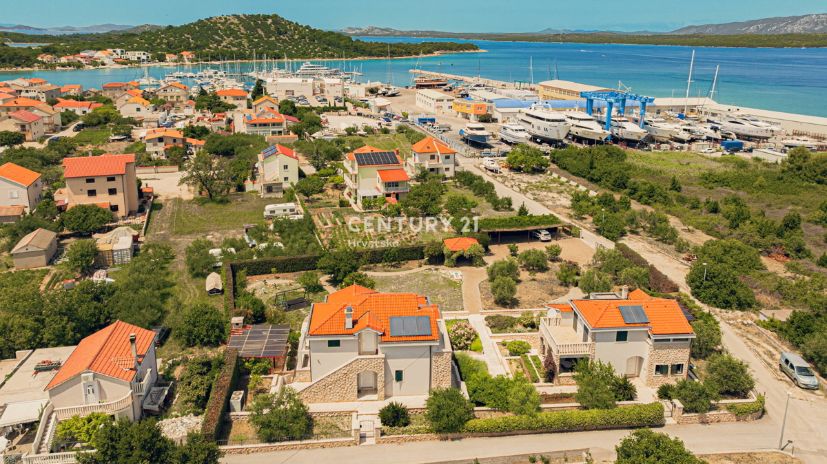 MURTER, 2 VILI ZA PRODAJO, BLIZU MORJA, TAKOJ ZASELJIVI!