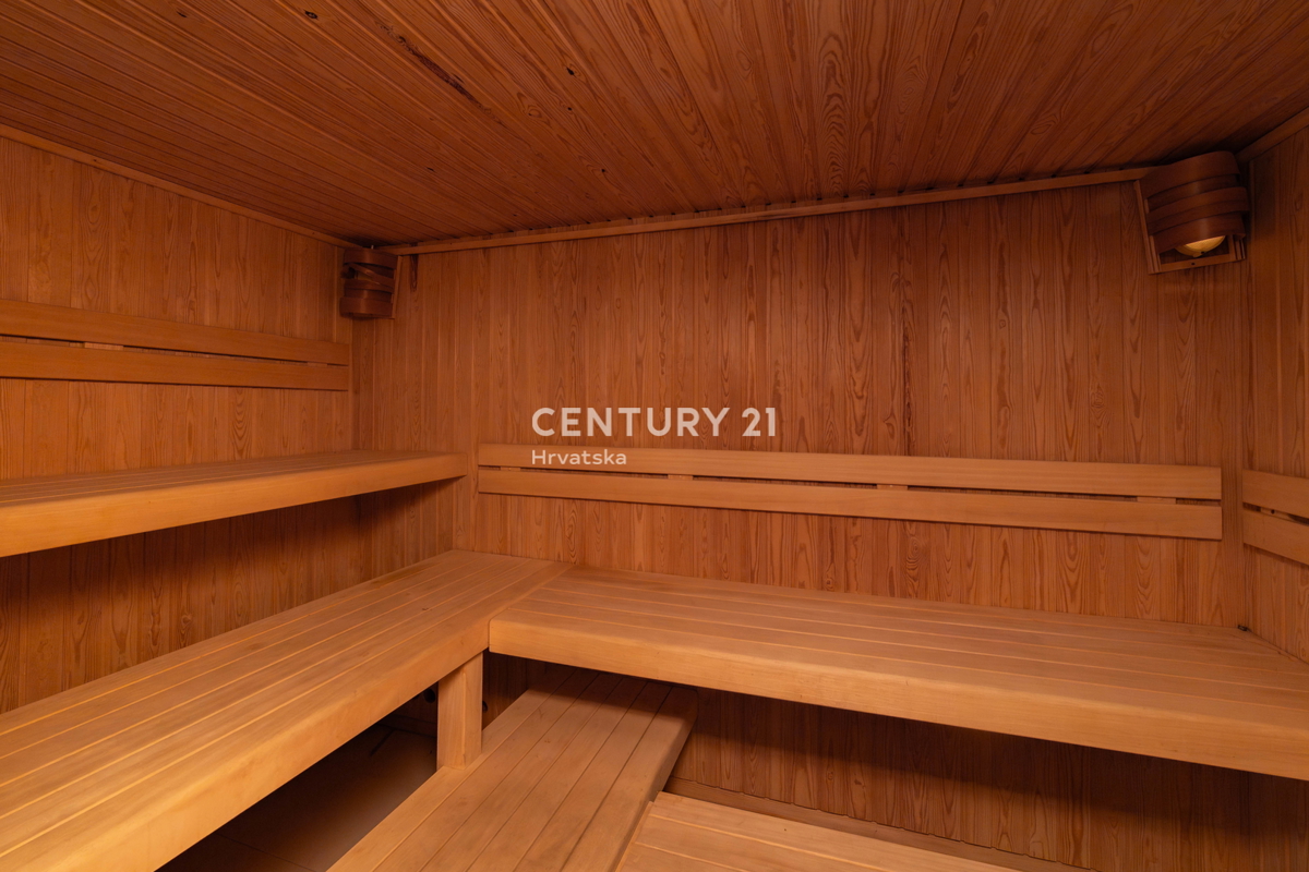 MURTER, 2 VILI ZA PRODAJO, BLIZU MORJA, TAKOJ ZASELJIVI!