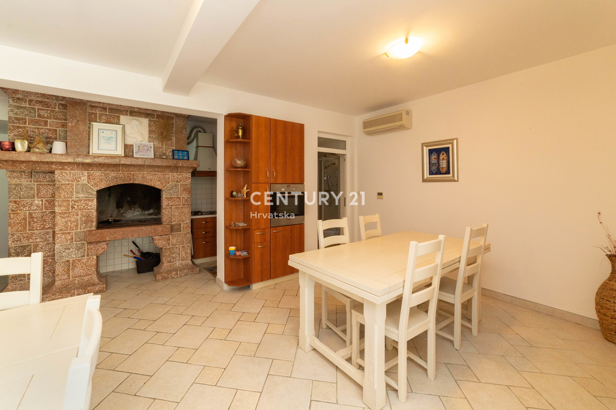 MURTER, 2 VILI ZA PRODAJO, BLIZU MORJA, TAKOJ ZASELJIVI!