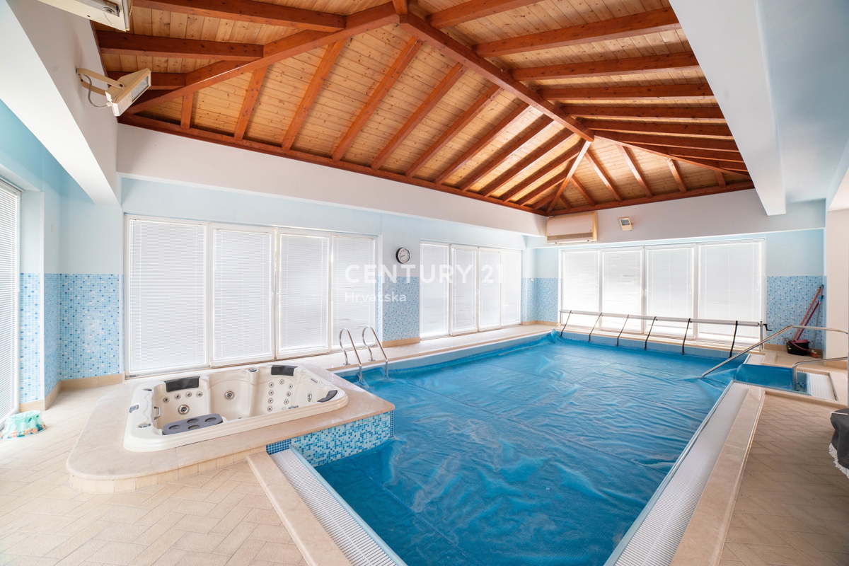 MURTER, 2 VILI ZA PRODAJO, BLIZU MORJA, TAKOJ ZASELJIVI!