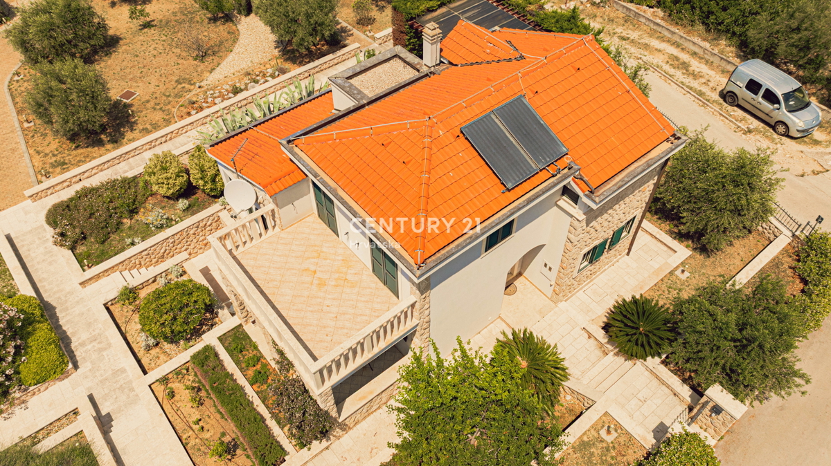 MURTER, 2 VILI ZA PRODAJO, BLIZU MORJA, TAKOJ ZASELJIVI!