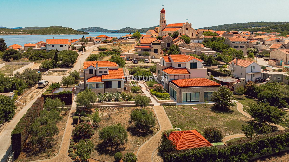 MURTER, 2 VILI ZA PRODAJO, BLIZU MORJA, TAKOJ ZASELJIVI!