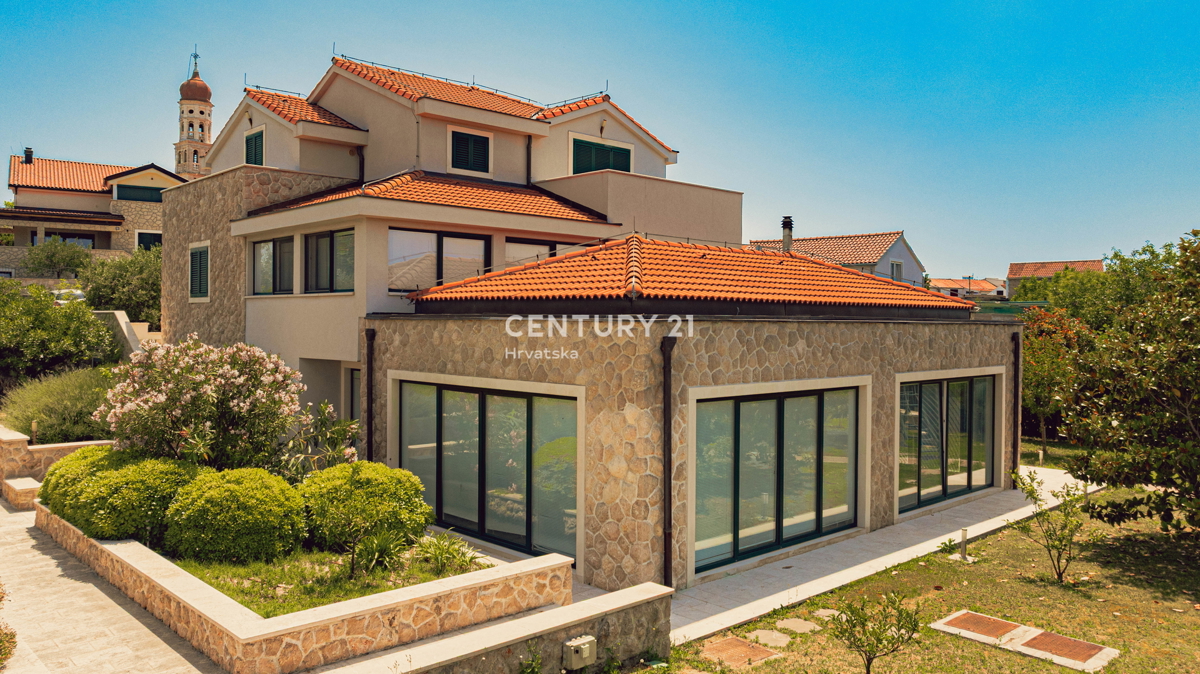 MURTER, 2 VILI ZA PRODAJO, BLIZU MORJA, TAKOJ ZASELJIVI!