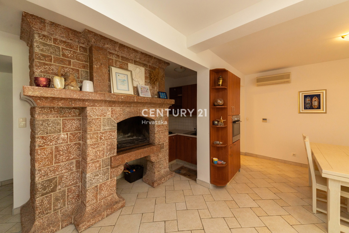 MURTER, 2 VILI ZA PRODAJO, BLIZU MORJA, TAKOJ ZASELJIVI!