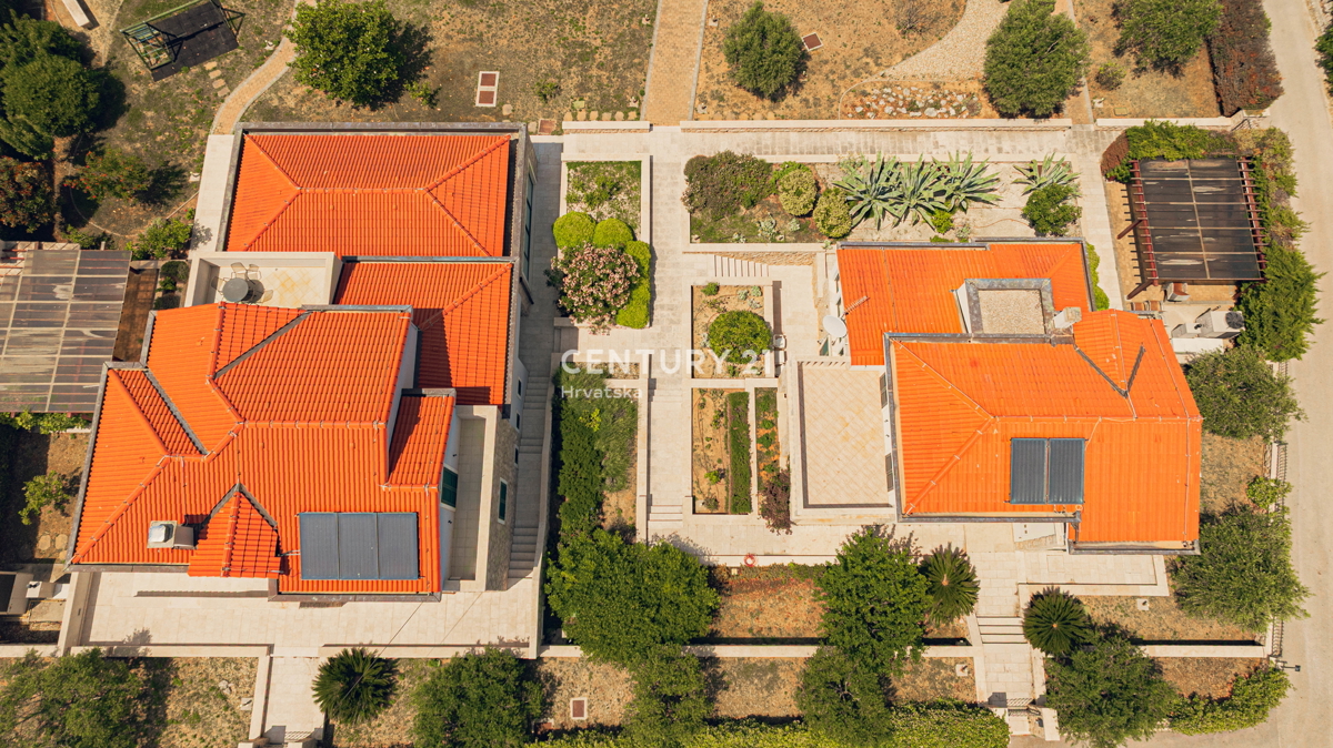 MURTER, 2 VILI ZA PRODAJO, BLIZU MORJA, TAKOJ ZASELJIVI!